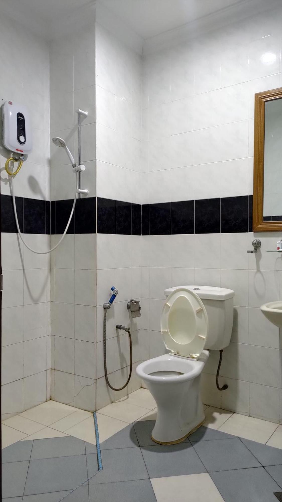The Upper Deck Hotel Kudat Bagian luar foto